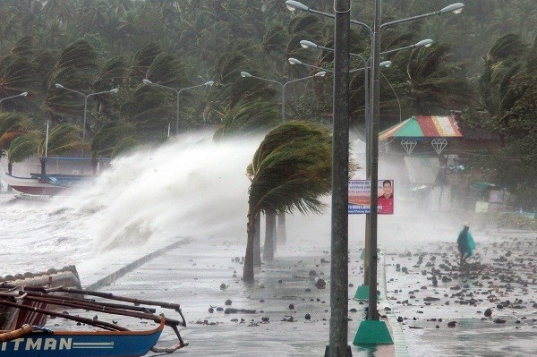 Theo trung tâm cảnh báo bão của Hải quân Mỹ, sức gió của siêu bão Haiyan còn mạnh hơn cả siêu bão lịch sử Camile từng gây thiệt hại nặng nề cho bang Mississippi, Mỹ vào năm 1969. Nói cách khác, sức gió của siêu bão Haiyan mạnh vượt mọi thang đo đếm của các đài khí tượng trên toàn cầu. Trong ảnh: Siêu bão Haiyan tàn phá Philippines. Ảnh: TL