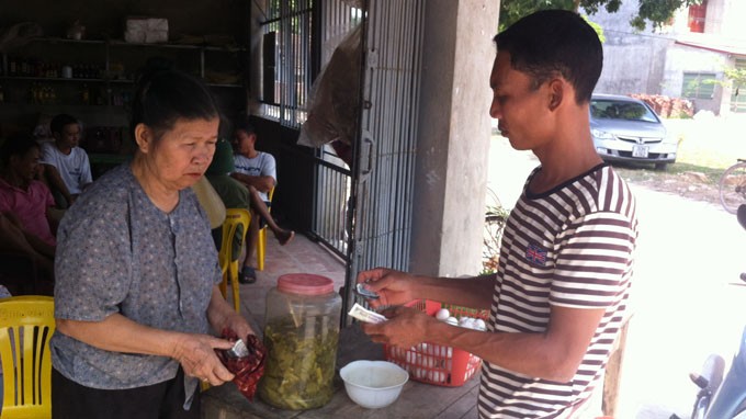Bà Phạm Thị Vì, mẹ đẻ ông Nguyễn Thanh Chấn, năm nay 78 tuổi, sống bằng nghề bán tạp hóa - Ảnh: M.Quang