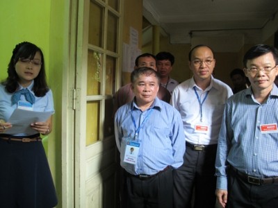 Thứ trưởng Bùi Văn Ga (thứ ba, phải sang trái) kiểm tra thi ở ĐH Thủy lợi. Ảnh: H.Thu.