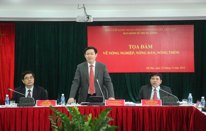 Đồng chí Vương Đình Huệ, Ủy viên Trung ương Đảng, Trưởng Ban Kinh tế Trung ương chủ trì buổi Tọa đàm.