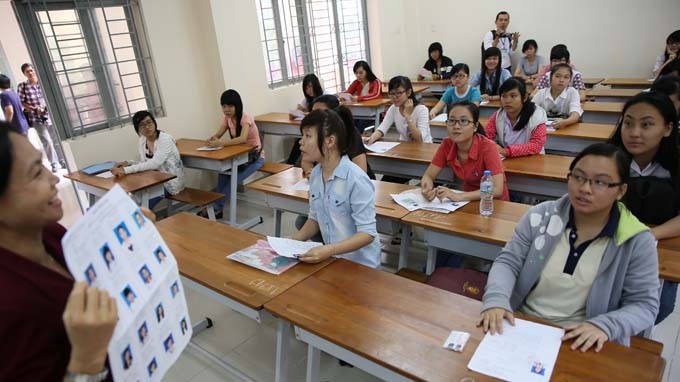 Giám thị phổ biến quy chế thi tại Trường ĐH Sài Gòn trong kỳ thi đại học 2013 - Ảnh: Như Hùng