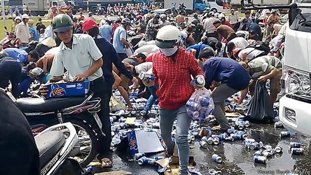 Người dân lấy đi hơn 1000 thùng bia (ảnh Phương Thanh/Tuổi Trẻ)