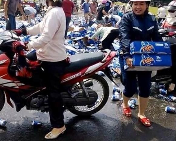 Hàng trăm người đã lao vào cướp bia trên đường khi tài xế gặt tai nạn ở TP Biên Hòa - Đồng Nai, có cả những người "lịch sự, sang trọng" lái ô tô cũng lao xuống hôi của.