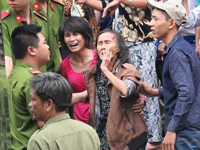 Thân nhân của Hồ Duy Trúc gào thét tại sân tòa án - Ảnh: Quang Nguyễn