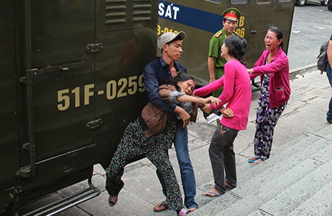 Gia đình bị cáo Hồ Duy Trúc gây náo loạn trong khuôn viên tòa án TP.HCM sau khi nghe tuyên án tử hình bị cáo này - Ảnh: Quang Nguyễn
