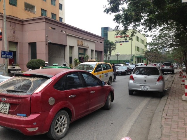 Đoạn đường Nguyễn Thị Thập thường xuyên xảy ra cảnh ùn tắc giao thông bởi hai bên vỉa hè và lòng đường bị chiếm dụng làm nơi đỗ xe ô tô.