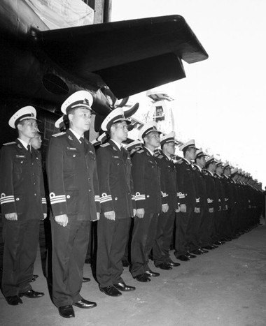 Lãnh đạo nhà máy Admiraltei verfi tặng lãnh đạo quân chủng Hải quân Việt Nam mô hình tàu ngầm Kilo 636 tại lễ hạ thủy. (Ảnh tư liệu)
