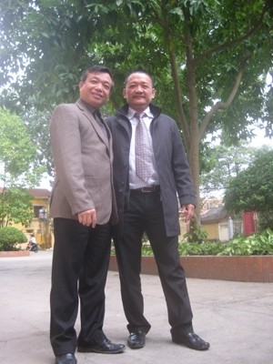 Thẩm phán Giáp Văn Hán (trái) và PV báo Tiền Phong.