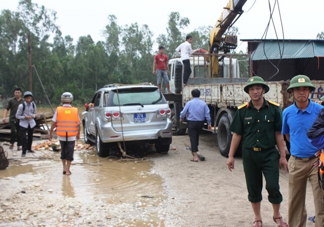 Khi đang trên đường đi cứu trợ người dân vùng lũ TX. Hoàng Mai (Nghệ An) vào tháng 10/2013. Ông Nguyễn Tài Dũng, PGĐ sở Công thương của tỉnh đã hy sinh.