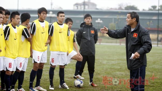HLV Mai Đức Chung hướng dẫn đội U19 Việt Nam - Ảnh: Phan Tùng
