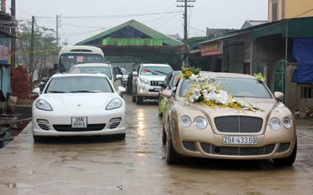 Xuất phát từ xã Mai Phụ, huyện Lộc Hà (Hà Tĩnh), dàn siêu xe rước dâu bắt đầu với chiếc xe dâu Benley Coupe Continental GT màu cà phê sữa. Lịch trình của đoàn xe sẽ đi đến TP Vinh để tổ chức lễ cưới. Ảnh: Vietnamnet.