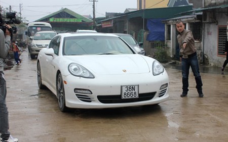 Vị trí thứ hai trong đoàn xe là chiếc Porsche Panamera 4S màu trắng ngọc có giá trên thị trường gần 10 tỷ đồng. Ảnh: Vietnamnet.