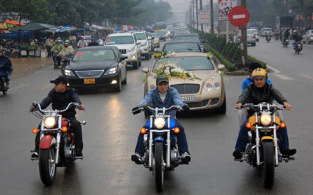 Sang đến TP Vinh, ngay lập tức có 3 chiếc Moto khủng nhập đoàn với vai trò chạy dẫn đường cho đoàn xe dâu. Ảnh: Vietnamnet.