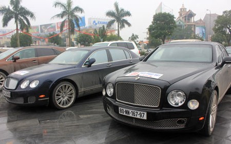 Bentley Continental Flying Spur có giá trên 15 tỷ đồng của một đại gia Hà Tĩnh đọ dáng cùng Bentley Mulsanne đến từ Hà Nội trước sảnh khách sạn tổ chức đám cưới. Ảnh: Vietnamnet.