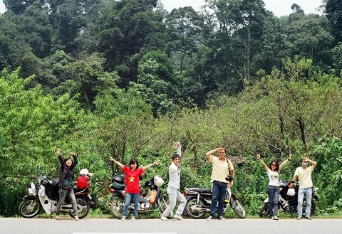 Tuy nhiên đi xe máy lại là cách tốt nhất để ngắm cảnh đẹp Mộc Châu. Ảnh: yeudulich.vn.