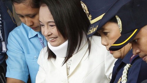 Bà Arroyo được cảnh sát áp giải tới tòa ngày 23/2 - Ảnh: Reuters