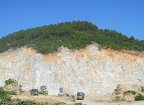 Một mỏ đá trên dãy núi Hồng Lĩnh. Ảnh: L.H.