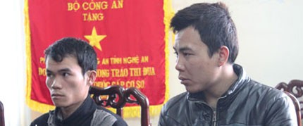 Hai đối tượng tại cơ quan điều tra - Ảnh: Hương Giang
