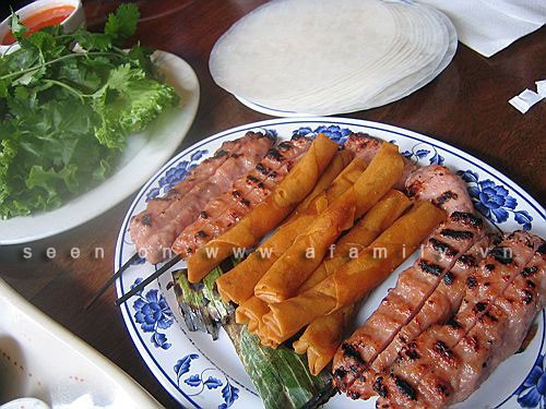 Nem nướng Ninh Hòa được làm từ nguyên liệu thịt đùi heo còn nóng hổi khi vừa xẻ thịt xong. Đây là món tiến vua nổi tiếng của đất biển Nha Trang. Ảnh: amthuckhanhhoa.