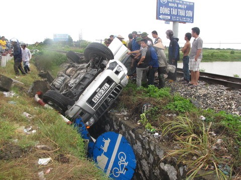 Khoảng 10 giờ sáng 30.7.2011, một chiếc Toyota Prado đăng ký tại tỉnh Thái Bình đang lưu thông trên quốc lộ 5 theo hướng Hải Phòng – Hà Nội thì bị đâm từ phía sau, mất lái lao sang đường theo chiều ngược lại. Vụ tai nạn khiến một người trên xe bị thương, xe hư hỏng nặng. Ảnh: VnMedia.
