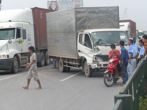 Vào khoảng 11h20 ngày 14.10.2011, trên quốc lộ 5, đoạn qua cây xăng Ngọc Thụy (huyện Gia Lâm, Hà Nội) đã xảy ra vụ va chạm nghiêm trọng giữa hai xe tải. Ảnh: Văn Ái, VOV Giao thông.