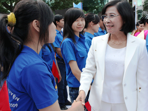 Ủy viên Trung ương Đảng, Phó Bí thư Thành ủy TPHCM Nguyễn Thị Thu Hà động viên thanh niên phấn đấu hoàn thành nhiệm vụ.