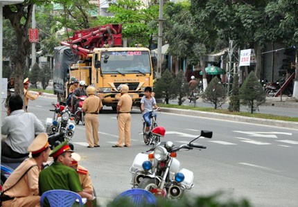 Lực lượng CSGT lập chốt kiểm tra, xử lý phương tiện trên đường Nguyễn Lương Bằng (QL 1A đoạn qua khu vực Hòa Minh, Q.Liên Chiểu, Đà Nẵng). Ảnh: VTC.