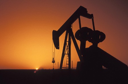 Khủng hoảng kinh tế khiến giá dầu biến đổi liên tục. Ảnh internet