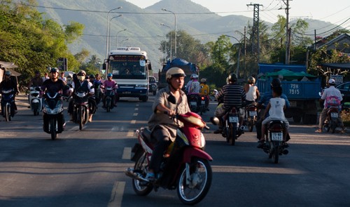 Quốc lộ 1 đoạn xã Diên An, huyện Diên Khánh, tỉnh Khánh Hòa rất hẹp, gây khó khăn cho các phương tiện lưu thông - Ảnh: Tiến Thành.