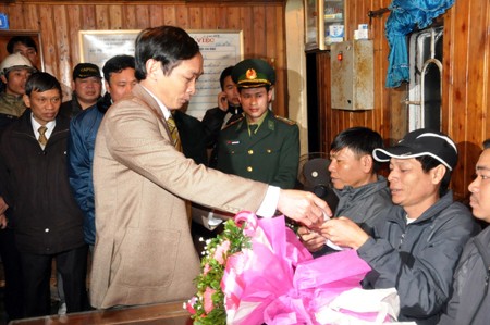 Lãnh đạo Cảng vụ Quảng Ninh tặng hoa và hỏi thăm sức khỏe thủy thủ tàu Trà Lý 18 tại cảng Cẩm Phả. Ảnh: Văn Đức - TTXVN
