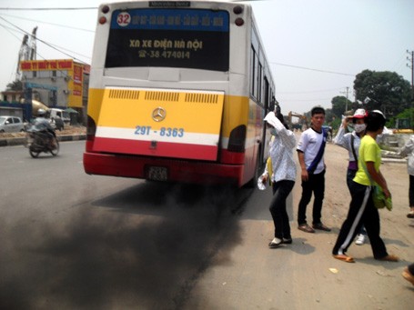 Xe buýt xì khói đen, cảnh thường thấy trên đường phố Hà Nội