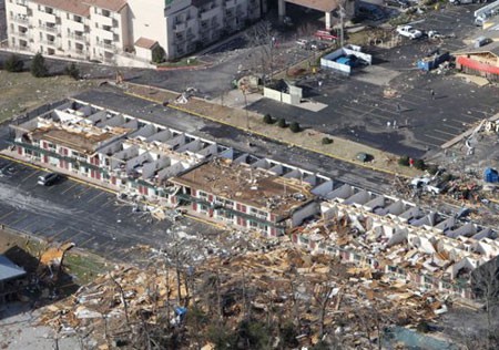 Ảnh chụp từ trên cao cho thấy một khu nhà bị lốc xoáy tàn phá tại thị trấn Branson, bang Missouri. Ảnh: Internet