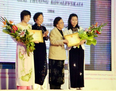 Phó Chủ tịch nước Nguyễn Thị Doan và nguyên Phó Chủ tịch nước Nguyễn Thị Bình trao giải Kovalevskaia cho 2 nhà khoa học nữ - Ảnh: Chinhphu.vn