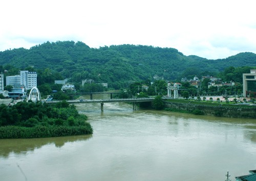 Nước sông Hồng bất ngờ dâng cao, màu nước xanh lạ thường.