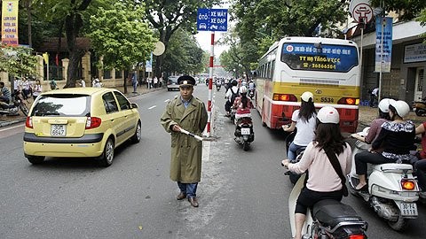 Dù Thanh tra giao thông đứng đầu mỗi điểm phân cách làn đường nhưng người dân vẫn đi sai làn đường quy định. Ảnh minh họa: Vietnamnet