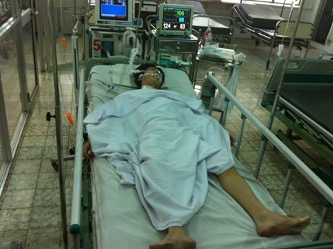 Nạn nhân Ngô Văn Huyền đang thở máy tại khoa hồi sức cấp cứu BV đa khoa khu vực Thủ Đức.