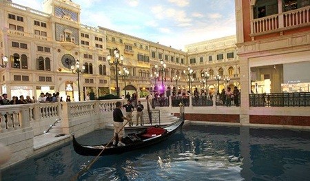 The Venetian Macao Địa điểm: Macao, Trung Quốc Diện tích: 50.778m2 Số máy chơi bài: 3.000 Số trò chơi: 870 Số nhà hàng và quán bar: 24 Số phòng khách sạn: 3.000 Sòng bạc này đã trở thành điểm đến đáng mơ ước cho tất cả những ai có máu đỏ đen ở châu Á. Nằm dưới quyền kiểm soát của tập đoàn Las Vegas Sands của tỷ phú Mỹ Sheldon Adelson, Venetial là sòng bạc lớn đầu tiên được mở cửa tại Cotai Strip, và là khách sạn lớn bậc nhất tại Châu Á. Với diện tích rộng khổng lồ, ngoài những dịch vụ như casino, khách sạn, The Venetian Macao còn có nhiều không gian dành cho hội họp, triển lãm. Thậm chí, tổ hợp này còn kèm theo một nhà hát, một khu riêng để tổ chức các bữa tiệc với sức chứa lên đến 15.000 vị khách. Nét thu hút đặc biệt nhất của sòng bạc này có lẽ bởi nó mang dáng dấp của nhiều thắng cảnh nổi tiếng tại thành phố Venice như Quảng trường St.Mark hay lâu đài Doge. Ảnh: Getty