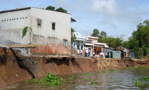 22 nhà dân đã bị nước nuốt chửng. Vết nứt bờ sông đang đe dọa những căn nhà khác. Ảnh: Gia Bảo