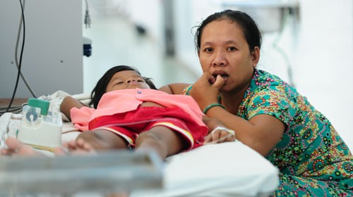 Một bệnh nhi phải nằm truyền dịch ở hành lang khoa nhiễm Bệnh viện Nhi Đồng 1, TP.HCM. Ảnh: Thuận Thắng