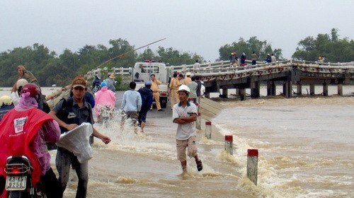 Cầu Gò Nổi bị lún sụp ngày 16-11. Ảnh: Doãn Hoàng, Tuổi trẻ