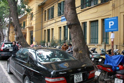 Các bãi đỗ xe ở Hà Nội chủ yếu trên vỉa hè