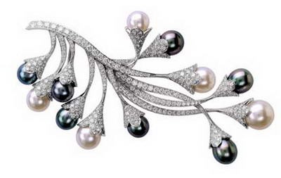 Buccellati đem đến món đồ trang sức bao gồm ngọc trai đen và trắng cùng với những viên kim cương nhỏ xíu được gắn thành hình dáng của một cành cây. Món đồ này chưa được công bố giá trị nhưng nó cũng được xếp thứ 3 thế giới về sự xa xỉ và độc quyền của thương hiệu này. Ảnh: Internet
