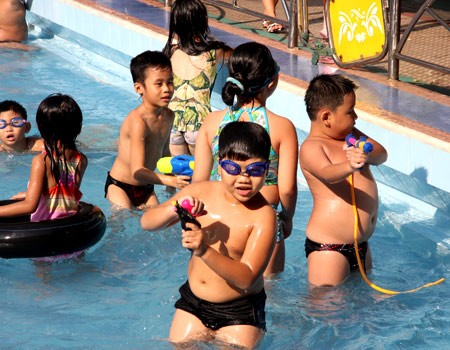 Hồ bơi Kỳ Đồng (quận 3) thu hút nhiều em nhỏ. Ảnh: VnExpress