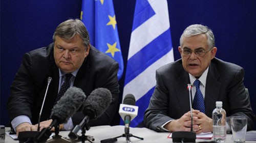 Thủ tướng Hy Lạp Lucas Papademos (phải) và Bộ trưởng Tài chính Evangelos Venizelos trong cuộc họp báo sau khi Eurozone thông qua gói cứu trợ hồi cuối tháng 2/2012 . Ảnh: BBC
