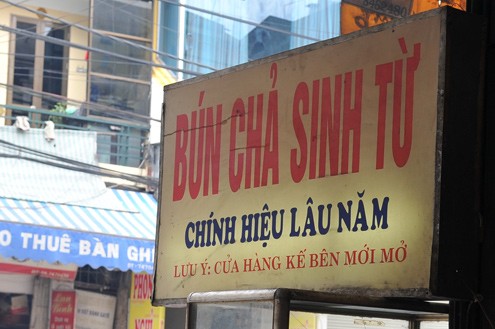 Khi hai cửa hàng bún chả trên phố Nguyễn Khuyến, Hà Nội trùng tên, một cửa hàng đã đưa ra "lưu ý". Ảnh: Hoàng Hà, VnExpress
