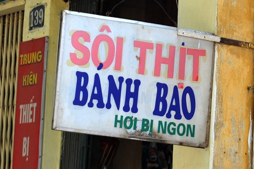Một tấm biển quảng cáo trên phố Đốc Ngữ, Hà Nội. Ảnh: Hoàng Hà, VnExpress