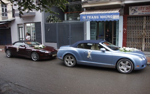 Bộ đôi mui trần Bentley GTC và Aston Martin DB9 Volante. Ảnh: Quyền Anh, VnExpress