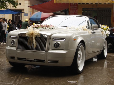 Rolls-Royce Drophead Coupe chờ rước dâu. Ảnh: Quyền Anh, VnExpress