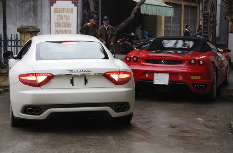Maserati GranTurismo đứng cạnh Ferrari F430. Ảnh: Quyền Anh, VnExpress