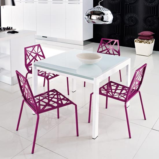 Thiết kế tối giản với ghế màu tím